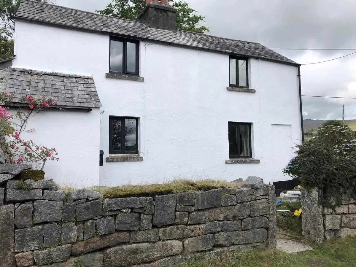 Render repair and exterior repaint of a cottage in St Agnes